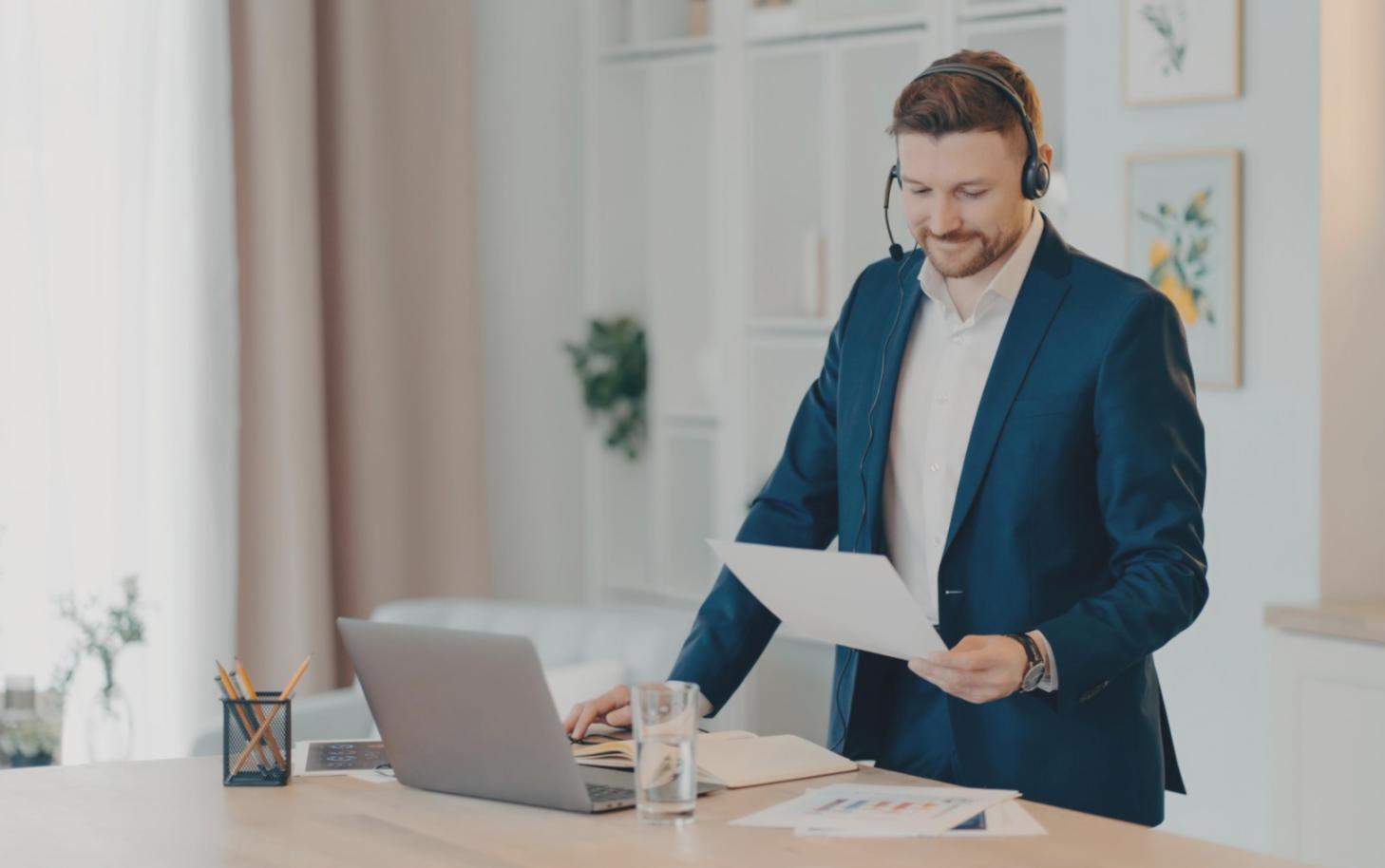Profesional trabajando en análisis financiero
